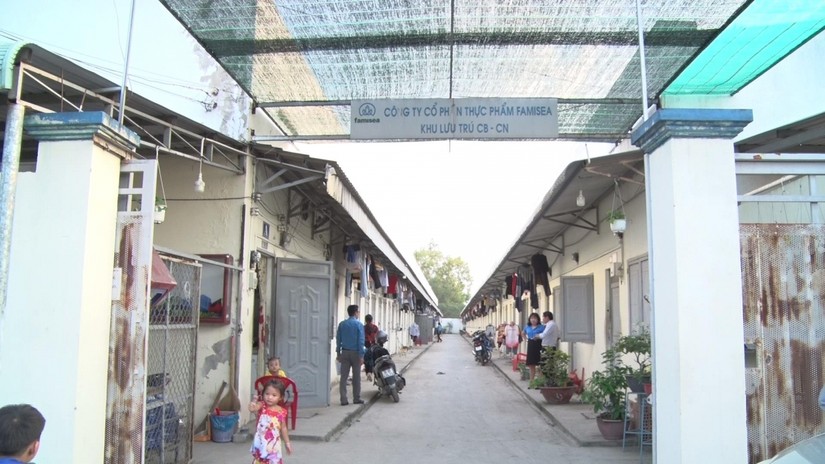 Hỗ trợ tiền mặt cho người lao động thu&ecirc; nh&agrave;. Ảnh: VOV.vn