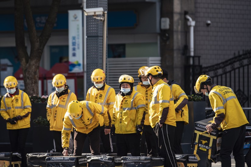 Nh&acirc;n vi&ecirc;n giao h&agrave;ng của Meituan. Ảnh: Qilai Shen/Bloomberg