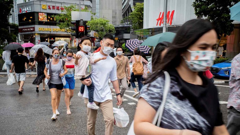 Người d&acirc;n Singapore sẽ phải trả nhiều tiền hơn khi mua h&agrave;ng do thuế GST sẽ được tăng l&ecirc;n 9% v&agrave;o năm 2024. Ảnh: AP