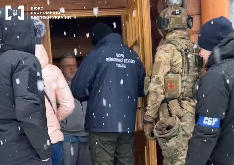 C&aacute;c đặc vụ tiến h&agrave;nh kh&aacute;m x&eacute;t nh&agrave; tỷ ph&uacute; Ukraine Ihor Kolomoisky (thứ ba b&ecirc;n tr&aacute;i) ở Dnipro, Ukraine, ng&agrave;y 1/2. Ảnh: Cục An ninh 555Win login đăng nhập Ukraine