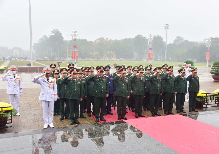 Đo&agrave;n đại biểu Bộ Quốc ph&ograve;ng v&agrave;o Lăng viếng Chủ tịch Hồ Ch&iacute; Minh. Ảnh: VGP