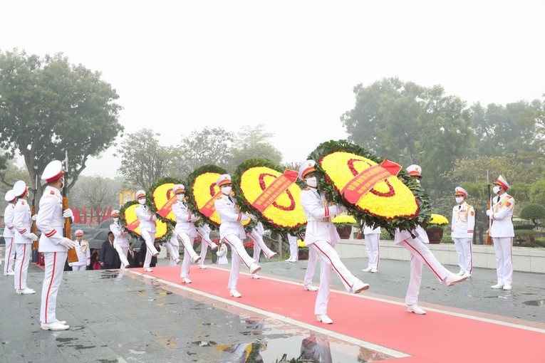 V&ograve;ng hoa của Đo&agrave;n mang d&ograve;ng chữ &amp;amp;amp;quot;Đời đời nhớ ơn Chủ tịch Hồ Ch&iacute; Minh vĩ đại&amp;amp;amp;quot;. Ảnh: VGP