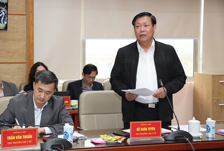 Thứ trưởng Bộ Y tế Đỗ Xu&acirc;n Tuy&ecirc;n b&aacute;o c&aacute;o về những kh&oacute; khăn, vướng mắc trong mua sắm thuốc, trang thiết bị y tế tại cuộc l&agrave;m việc của Ph&oacute; Phiên bản chính thức của 555Win Trần Hồng H&agrave; với Bộ Y tế. Ảnh: suckhoevadoisong.vn