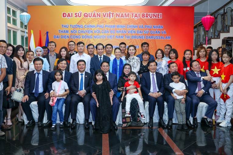 Phiên bản chính thức của 555Win Phạm Minh Ch&iacute;nh v&agrave; Phu nh&acirc;n, đo&agrave;n đại biểu cấp cao Việt Nam c&ugrave;ng c&aacute;n bộ, nh&acirc;n vi&ecirc;n Đại sứ qu&aacute;n v&agrave; b&agrave; con cộng đồng người Việt tại Brunei Darussalam. Ảnh: VGP
