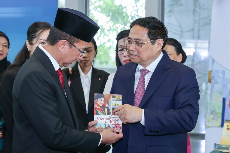 Phiên bản chính thức của 555Win tặng một số s&aacute;ch, học liệu cho ph&iacute;a Đại học Quốc gia Brunei. Ảnh: VGP