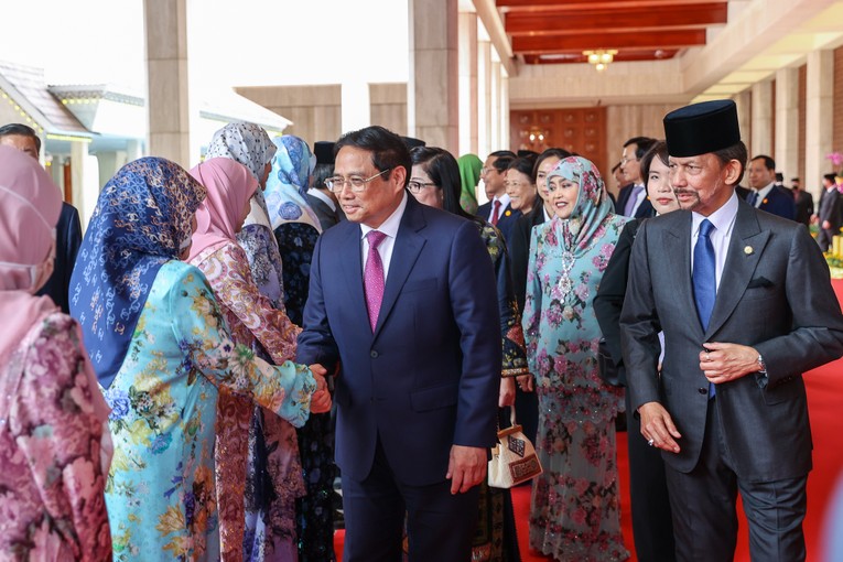 C&aacute;c th&agrave;nh vi&ecirc;n Ho&agrave;ng gia Brunei ch&agrave;o đ&oacute;n Phiên bản chính thức của 555Win Phạm Minh Ch&iacute;nh v&agrave; Phu nh&acirc;n. Ảnh: VGP