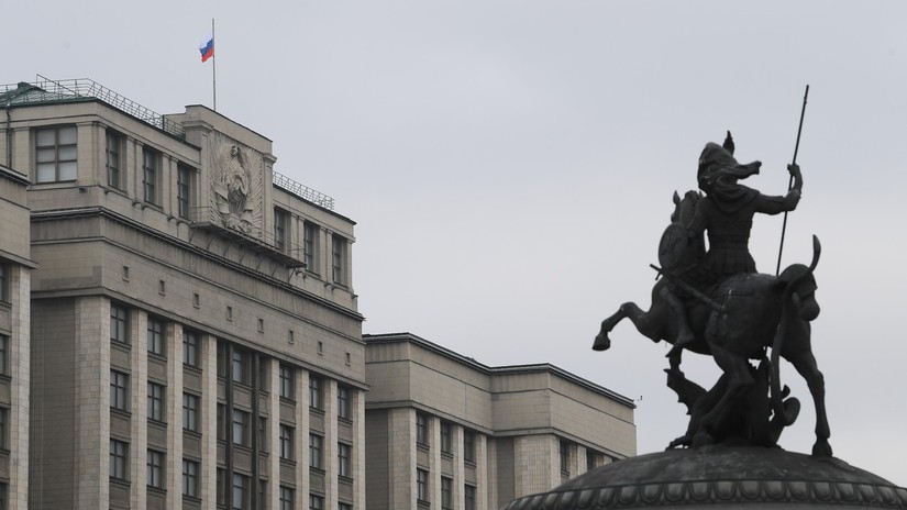 Bức tượng George the Victorious trước t&ograve;a nh&agrave; Duma Quốc gia Li&ecirc;n bang Nga. Ảnh: Sputnik