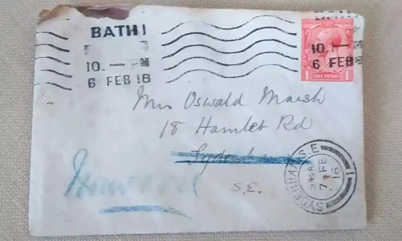 Phong b&igrave; thư c&oacute; dấu bưu điện v&ugrave;ng Bath v&agrave; tem h&igrave;nh vua George V. Ảnh: Finlay Glen