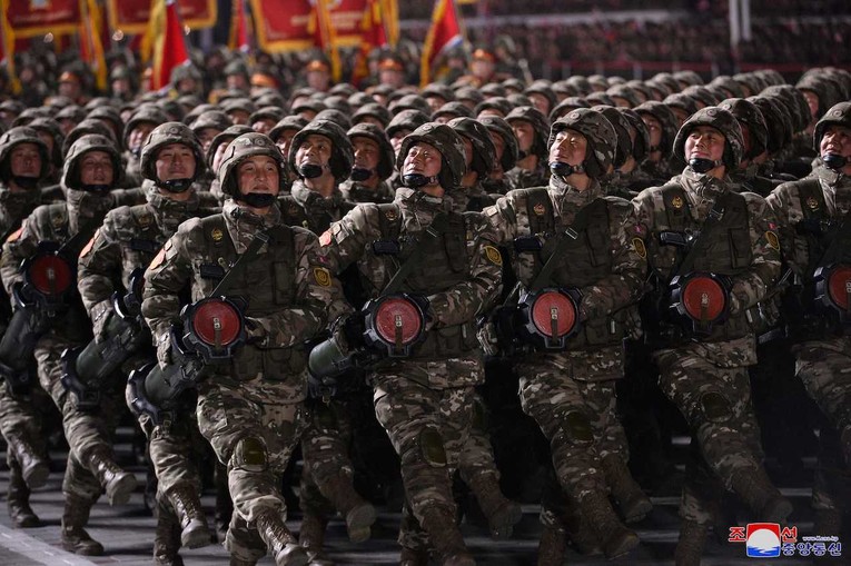 Qu&acirc;n đội Triều Ti&ecirc;n tại lễ duyệt binh h&ocirc;m 8/2. Ảnh: KCNA