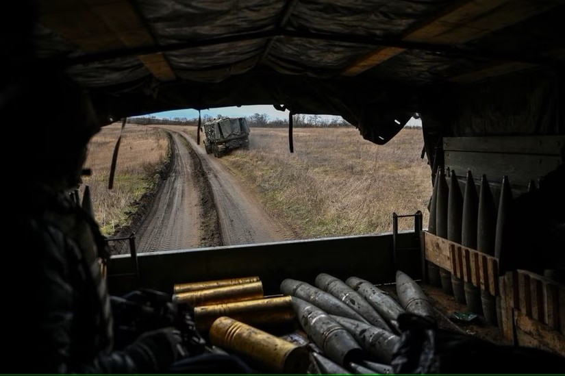 Xe tải Ukraine chở đạn ph&aacute;o tại khu vực gần tiền tuyến ở Zaporizhzhia. Ảnh: Reuters