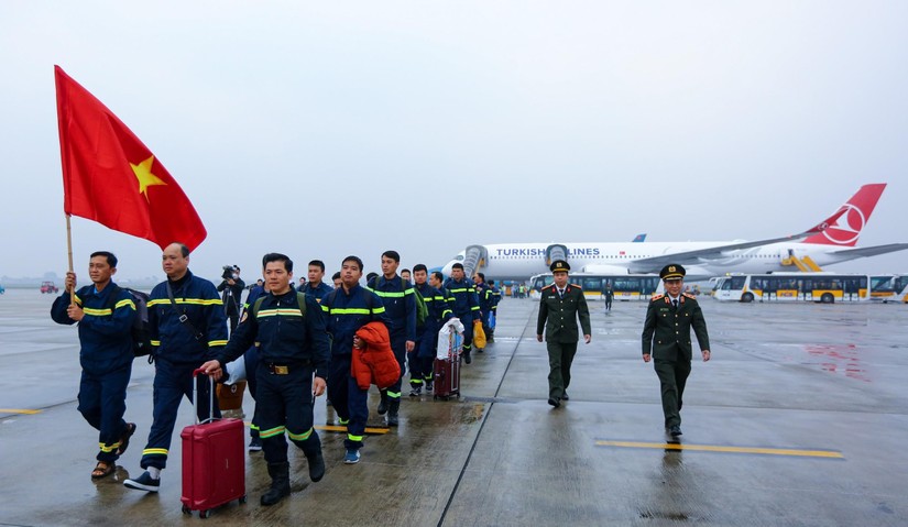 Đội t&igrave;m kiếm cứu nạn v&agrave; cứu hộ Bộ C&ocirc;ng an ho&agrave;n th&agrave;nh nhiệm vụ tại Thổ Nhĩ Kỳ, về đến s&acirc;n bay quốc tế Nội B&agrave;i. Ảnh: B&aacute;o CAND
