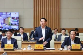 Vướng mắc hiện tại là do 'tự mình đem đá buộc chân mình'