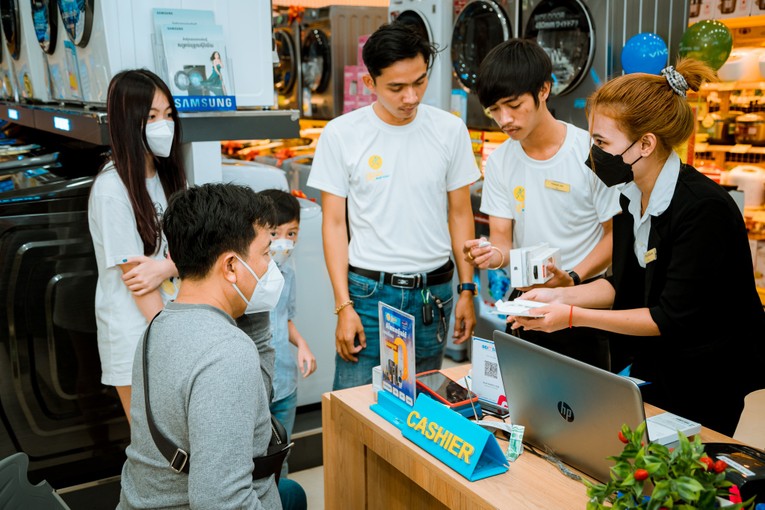 Kh&aacute;ch mua h&agrave;ng tại Bluetronics. Ảnh: MWG