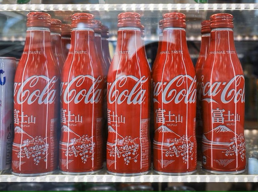 Chai Coca Cola nhập khẩu từ Nhật Bản được b&agrave;y b&aacute;n ở Vlapostok, Nga, ng&agrave;y 20/2. Ảnh: Reuters