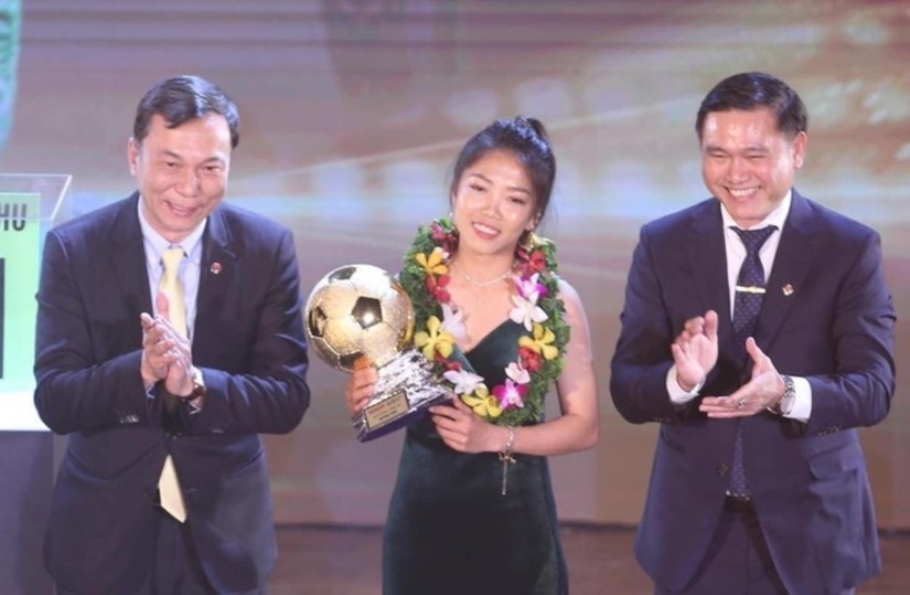 Huỳnh Như nhận giải Quả b&oacute;ng V&agrave;ng năm 2022