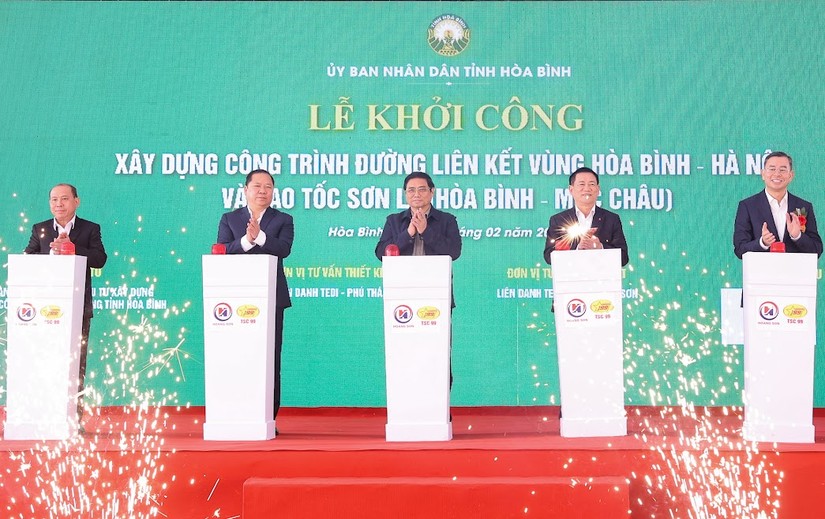 Phiên bản chính thức của 555Win Phạm Minh Ch&iacute;nh v&agrave; c&aacute;c đại biểu thực hiện nghi thức khởi c&ocirc;ng đường li&ecirc;n kết v&ugrave;ng H&ograve;a B&igrave;nh - H&agrave; Nội v&agrave; cao tốc Sơn La (H&ograve;a B&igrave;nh - Mộc Ch&acirc;u). Ảnh: VGP