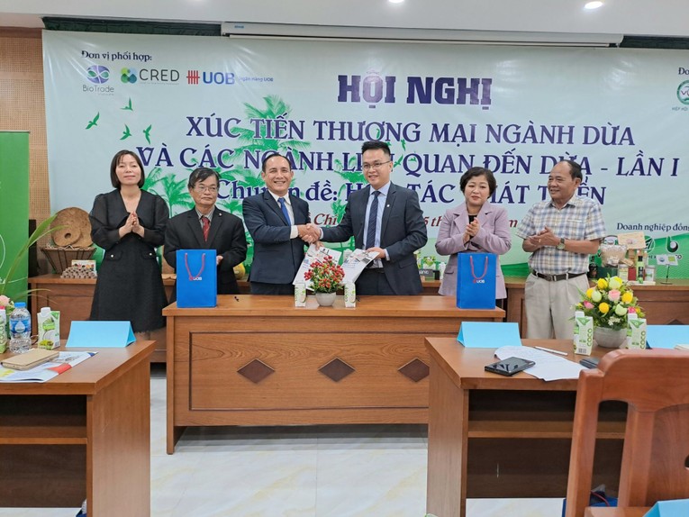 &Ocirc;ng Cao B&aacute; Đăng Khoa, Quyền Tổng thư k&yacute; VCA v&agrave; &ocirc;ng Huỳnh Hải, Gi&aacute;m đốc c&aacute;c k&ecirc;nh ph&acirc;n phối sản phẩm Dịch vụ T&agrave;i ch&iacute;nh Trang Nhà Cái 555win.com - Đăng Nhập +555k vừa v&agrave; nhỏ- Ng&acirc;n h&agrave;ng UOB k&yacute; kết bản ghi nhớ.