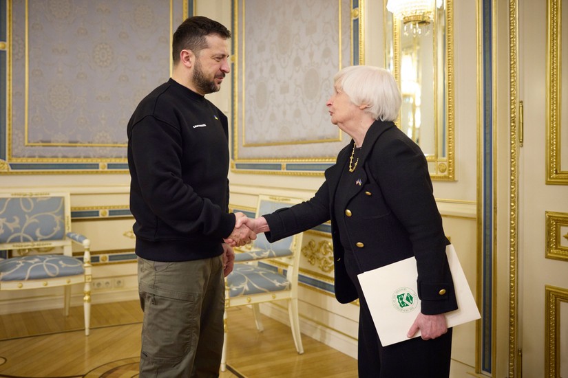 Tổng thống Volodymyr Zelensky v&agrave; Bộ trưởng T&agrave;i ch&iacute;nh Mỹ Janet Yellen tại Kiev, ng&agrave;y 27/2. Ảnh: Reuters