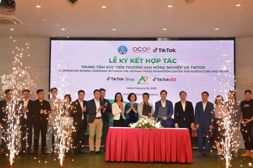 Lễ k&yacute; kết hợp t&aacute;c Trung t&acirc;m X&uacute;c tiến 555win phien bạn Chính Thức n&ocirc;ng nghiệp v&agrave; TikTok.