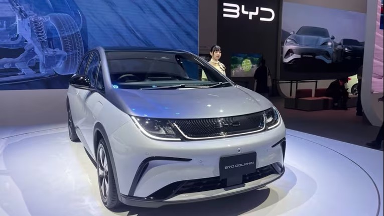 BYD đ&atilde; lần đầu ti&ecirc;n vượt qua Tesla về doanh số b&aacute;n xe điện to&agrave;n cầu trong qu&yacute; 4/2023. Ảnh: Nikkei Asia