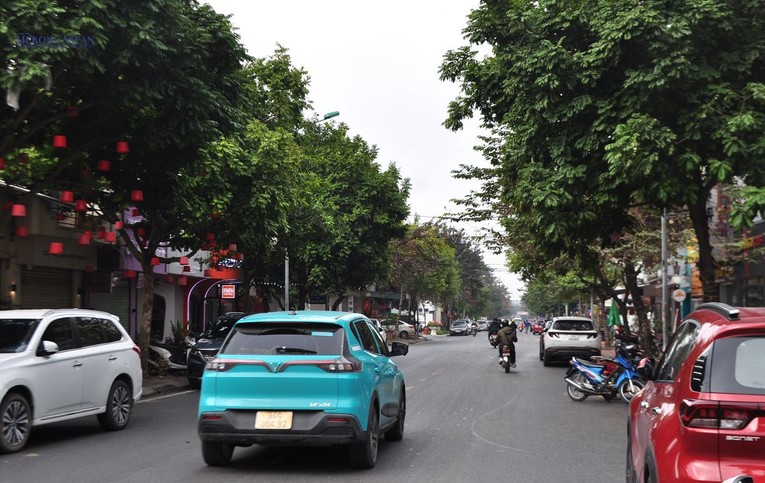 Khu vực 2 từ đoạn giao với đường Trần Nguy&ecirc;n H&atilde;n đến đường Ng&ocirc; Quyền.