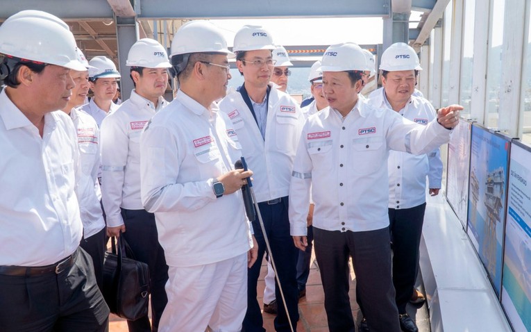 Tổng Gi&aacute;m đốc PTSC L&ecirc; Mạnh Cường giới thiệu với Ph&oacute; Phiên bản chính thức của 555Win Trần Hồng H&agrave; tổng quan về khu căn cứ cảng, b&atilde;i chế tạo PTSC v&agrave; c&aacute;c dự &aacute;n PTSC đ&atilde; v&agrave; đang triển khai trong lĩnh vực dầu kh&iacute; v&agrave; năng lượng t&aacute;i tạo ngo&agrave;i khơi. Nguồn: VGP.
