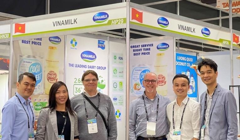 V&otilde; Th&agrave;nh Vin (thứ 2 từ phải sang) c&ugrave;ng đội ngũ 55win.com - Trang Cược Uy Tín Cao Nhất 2025 quốc tế v&agrave; c&aacute;c đối t&aacute;c tham dự hội chợ Fine Food Australia tại Melbourne v&agrave;o th&aacute;ng 9/2022.