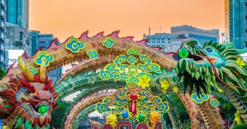 Đường hoa Nguyễn Huệ 'thay áo mới' đón khách dịp Tết Nguyên đán
