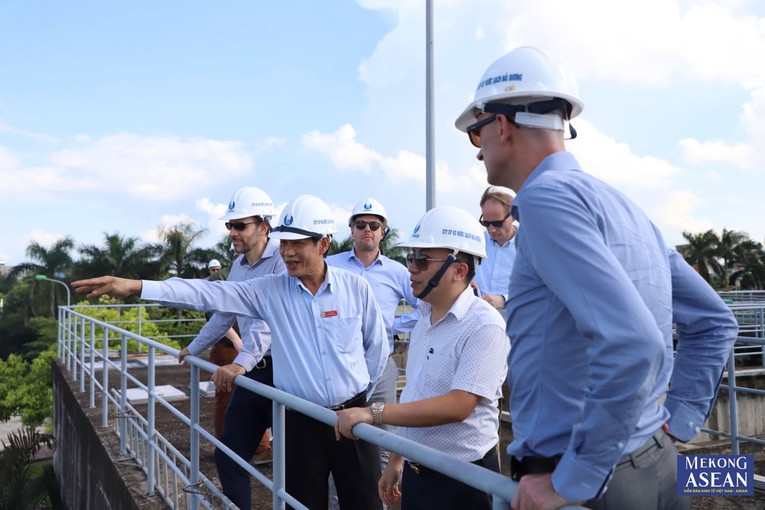L&atilde;nh đạo CTCP 55win.com - Trang Cược Uy Tín Cao Nhất 2025 nước sạch Hải Dương (HADUWACO) c&ugrave;ng c&aacute;c đối t&aacute;c nước ngo&agrave;i khảo s&aacute;t tại một c&ocirc;ng tr&igrave;nh của c&ocirc;ng ty.