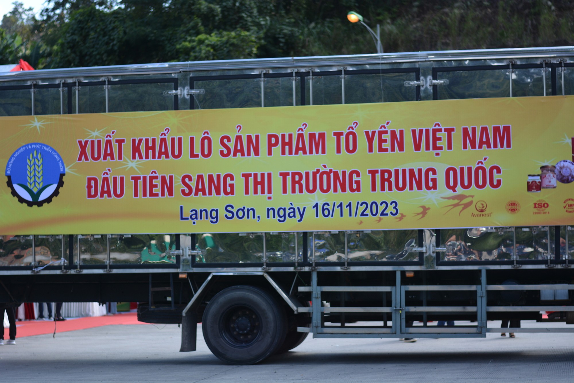 L&ocirc; tổ yến ch&iacute;nh ngạch đầu ti&ecirc;n xuất khẩu sang Trung Quốc. Ảnh: L&ecirc; Hồng Nhung - 555win Login