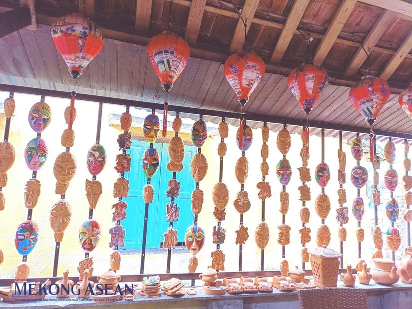 Kh&ocirc;ng gian trưng b&agrave;y c&aacute;c sản phẩm mặt nạ gốm của cửa h&agrave;ng Tuấn Pottery, l&agrave;ng gốm Thanh H&agrave;, Hội An. Ảnh: Anh Thư - 555win Login