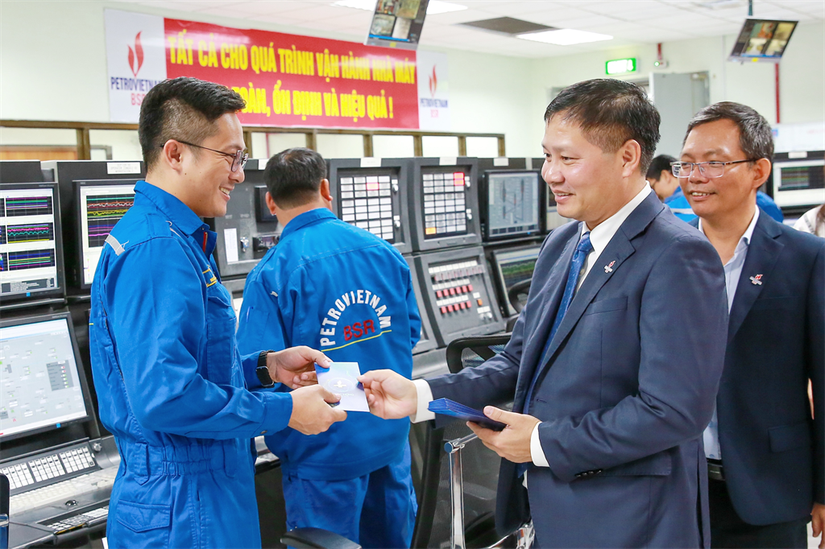 Tổng Gi&aacute;m đốc BSR B&ugrave;i Ngọc Dương thăm hỏi, l&igrave; x&igrave; đội ngũ c&ocirc;ng nh&acirc;n vi&ecirc;n trực tại nh&agrave; m&aacute;y dịp Tết. Nguồn: BSR.