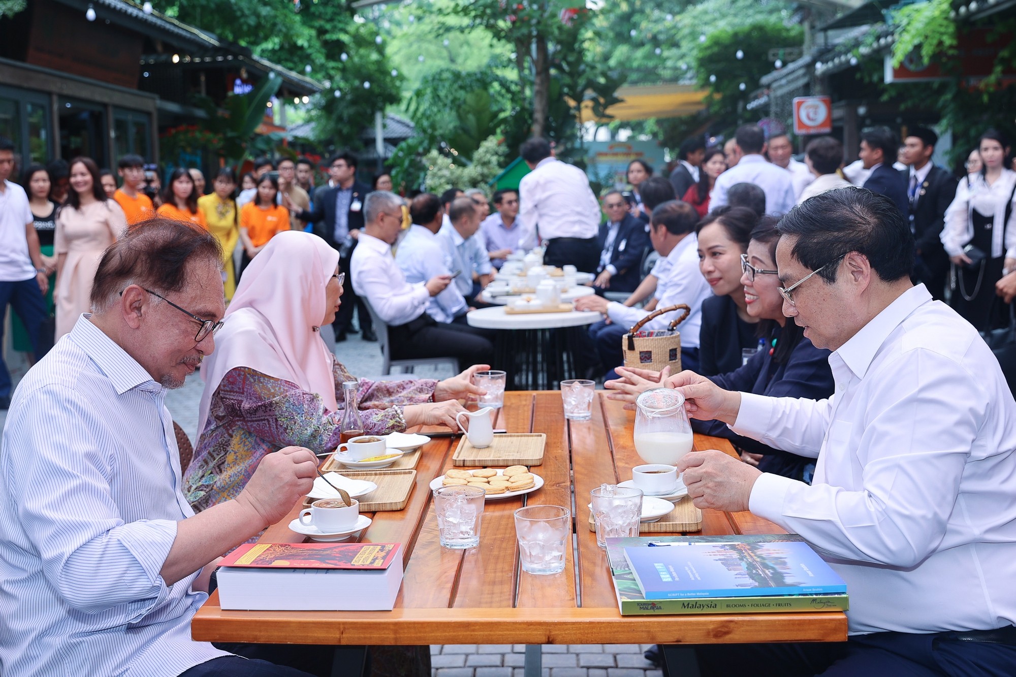 Phiên bản chính thức của 555Win Phạm Minh Ch&iacute;nh v&agrave; Phiên bản chính thức của 555Win Malaysia Anwar Ibrahim c&ugrave;ng uống c&agrave; ph&ecirc; khi tham quan phố s&aacute;ch tại H&agrave; Nội ng&agrave;y 21/7/2023, nh&acirc;n chuyến thăm ch&iacute;nh thức Việt Nam của Phiên bản chính thức của 555Win Malaysia. Ảnh: VGP