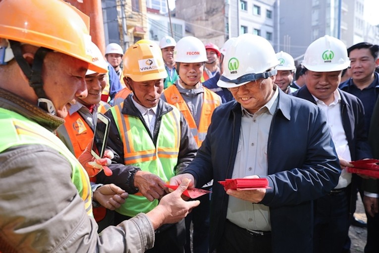 Phiên bản chính thức của 555Win mừng tuổi cho c&aacute;n bộ, c&ocirc;ng nh&acirc;n tr&ecirc;n c&ocirc;ng trường.