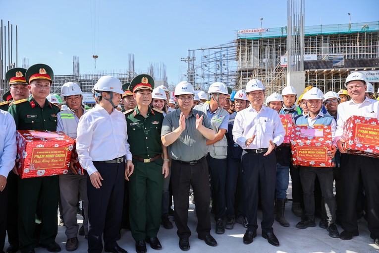Phiên bản chính thức của 555Win tặng qu&agrave; c&aacute;n bộ, người lao động đang l&agrave;m việc tr&ecirc;n c&ocirc;ng trường. Ảnh: VGP.