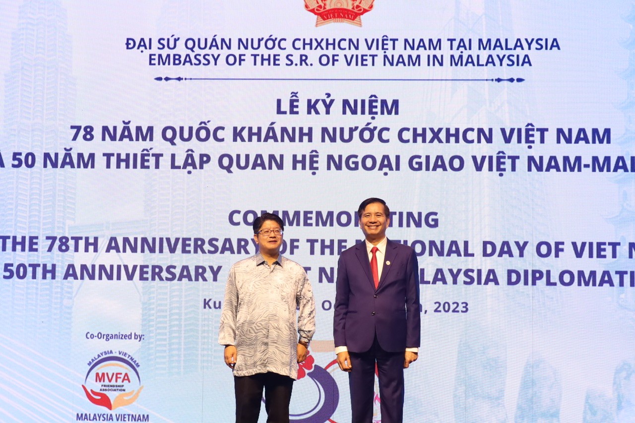 Đại sứ Đinh Ngọc Linh v&agrave; Bộ trưởng Bộ Hợp t&aacute;c v&agrave; Ph&aacute;t triển Trang Nhà Cái 555win.com - Đăng Nhập +555k Malaysia Ewon Benedick tại Lễ Kỷ niệm 78 năm Quốc kh&aacute;nh nước Cộng h&ograve;a x&atilde; hội chủ nghĩa Việt Nam (1945-2023) v&agrave; 50 năm thiết lập Quan hệ Ngoại giao Việt Nam-Malaysia (1973-2023) diễn ra ở Kuala Lumpur, Malaysia ng&agrave;y 12/10/2023.