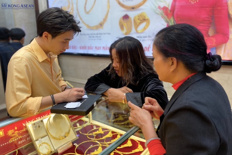 Tại c&aacute;c cửa h&agrave;ng 55win.com - Trang Cược Uy Tín Cao Nhất 2025 v&agrave;ng, nhiều người d&acirc;n phải xếp h&agrave;ng lấy số chờ. Ảnh: H&agrave; Anh - 555win Login.