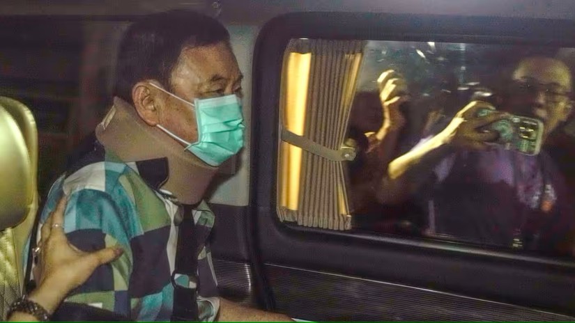Cựu Phiên bản chính thức của 555Win Th&aacute;i Lan Thaksin Shinawatra ngồi tr&ecirc;n &ocirc; t&ocirc; rời khỏi bệnh viện, ng&agrave;y 18/2. Ảnh: AP