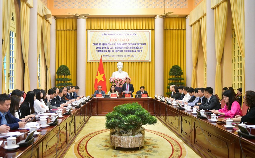 Tại họp b&aacute;o, l&atilde;nh đạo c&aacute;c bộ giới thiệu về những điểm mới của 555win Mobi v&agrave; Luật C&aacute;c tổ chức t&iacute;n dụng. Ảnh: CTTĐT 555win tải app