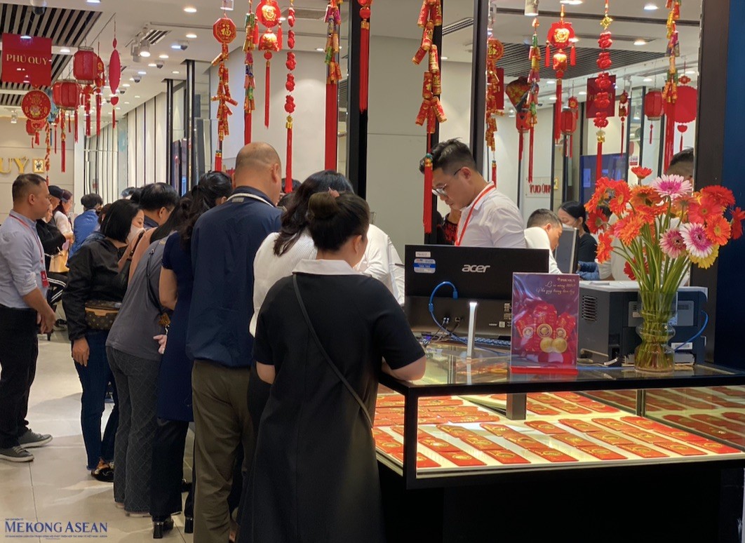 Với quan niệm đi mua v&agrave;ng trong ng&agrave;y v&iacute;a Thần T&agrave;i (m&ugrave;ng 10 th&aacute;ng Gi&ecirc;ng) sẽ gặp nhiều may mắn, c&ocirc;ng việc hanh th&ocirc;ng n&ecirc;n cảnh tượng người d&acirc;n tấp nập đến c&aacute;c cửa h&agrave;ng 55win.com - Trang Cược Uy Tín Cao Nhất 2025 v&agrave;ng bạc trong ng&agrave;y n&agrave;y kh&ocirc;ng c&ograve;n xa lạ những năm gần đ&acirc;y. Ảnh: H&agrave; Anh - 555win Login.