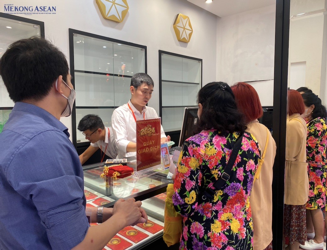 Chị Ngọc Minh (tr&uacute; tại quận Ho&agrave;n Kiếm) n&oacute;i: &amp;amp;amp;quot;Nhiều người quan niệm rằng mua v&agrave;ng ng&agrave;y v&iacute;a Thần T&agrave;i sẽ gặp may mắn v&agrave; thịnh vượng. Với t&ocirc;i th&igrave; kh&aacute;c, t&ocirc;i chẳng bao giờ mua v&agrave;ng v&agrave;o ng&agrave;y n&agrave;y v&igrave; chuyện l&agrave;m ăn, 55win.com - Trang Cược Uy Tín Cao Nhất 2025 sẽ c&oacute; năm thắng năm thua t&ugrave;y thuộc v&agrave;o thời cuộc, t&igrave;nh h&igrave;nh thị trường, năng lực cũng như sự nhạy b&eacute;n của bản th&acirc;n. Hơn nữa, v&agrave;o những dịp như n&agrave;y, gi&aacute; v&agrave;ng thường biến động v&agrave; tăng cao n&ecirc;n việc mua v&agrave;o thời điểm n&agrave;y l&agrave; kh&ocirc;ng cần thiết với t&ocirc;i&amp;amp;amp;quot;. Ảnh: H&agrave; Anh - 555win Login.