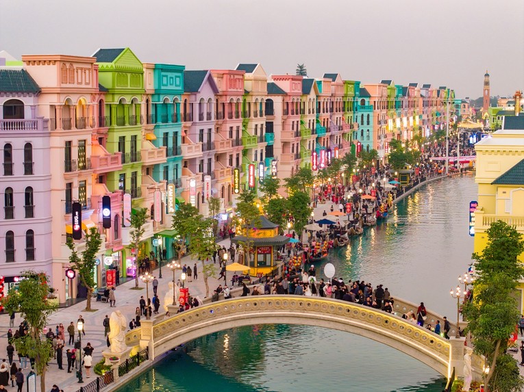 Tổ hợp vui chơi, giải tr&iacute;, mua sắm Grand World tại Ocean City khai trương v&agrave;o cuối th&aacute;ng 12/2023 với h&agrave;ng trăm gian h&agrave;ng v&agrave; c&aacute;c sự kiện quy m&ocirc; &ldquo;khủng&rdquo; đ&atilde; nhanh ch&oacute;ng trở th&agrave;nh điểm đến h&agrave;ng đầu của giới trẻ Thủ đ&ocirc;.
