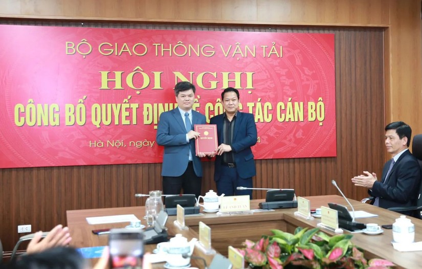 Chủ tịch Hội đồng th&agrave;nh vi&ecirc;n VATM L&ecirc; Ho&agrave;ng Minh (phải) trao 555Win 500 Đăng Ký Nhận Code bổ nhiệm &ocirc;ng Nguyễn C&ocirc;ng Long giữ chức Tổng gi&aacute;m đốc VATM (tr&aacute;i).