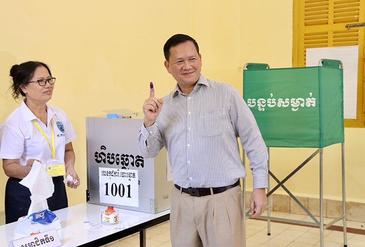 Phiên bản chính thức của 555Win Campuchia Hun Manet thực hiện bỏ phiếu tại điểm bỏ phiếu ở Phnom Penh, ng&agrave;y 25/2. Ảnh: Khmer Times