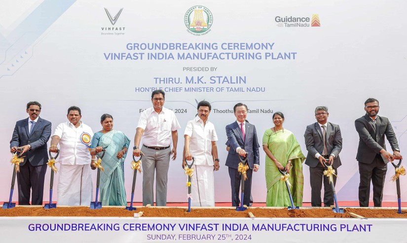 Thủ hiến bang Tamil Nadu, &ocirc;ng M.K. Stalin, Tổng gi&aacute;m đốc VinFast Ấn Độ, &ocirc;ng Phạm Sanh Ch&acirc;u v&agrave; c&aacute;c quan chức bang Tamil Nadu thực hiện lễ động thổ nh&agrave; m&aacute;y VinFast.
