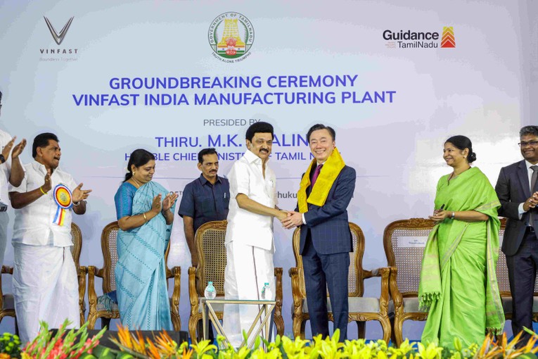 Thủ hiến bang Tamil Nadu, &ocirc;ng M.K. Stalin ch&uacute;c mừng Tổng gi&aacute;m đốc VinFast Ấn Độ, &ocirc;ng Phạm Sanh Ch&acirc;u trong buổi lễ động thổ nh&agrave; m&aacute;y VinFast.