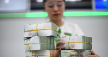 Eximbank và VPBank tiếp tục hạ lãi suất huy động