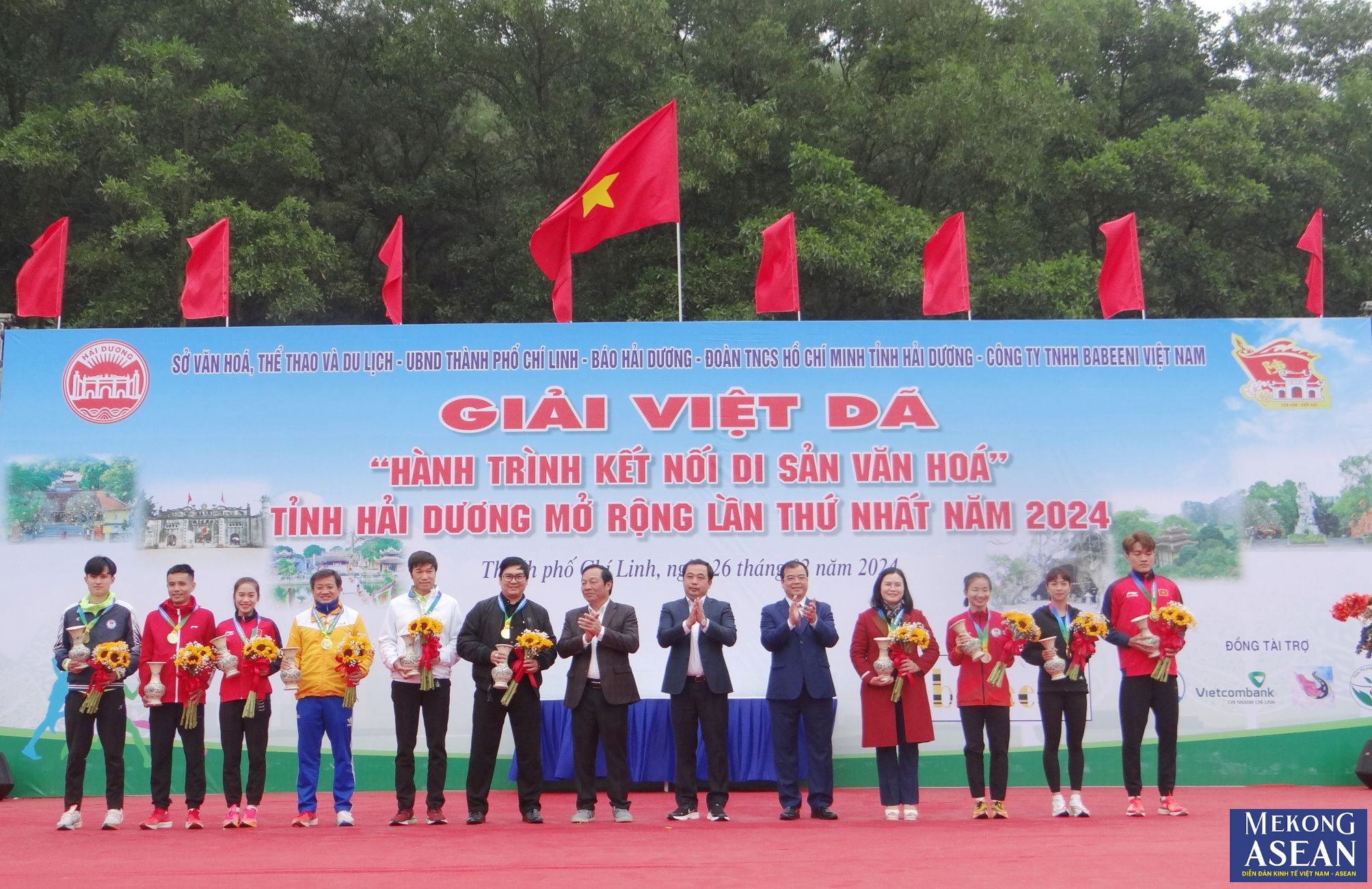 L&atilde;nh đạo tỉnh Hải Dương tặng hoa, kỷ niệm chương cho nh&agrave; t&agrave;i trợ v&agrave; c&aacute;c vận động vi&ecirc;n ti&ecirc;u biểu.