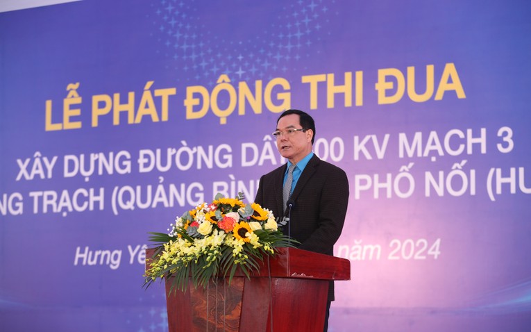Chủ tịch Tổng Li&ecirc;n đo&agrave;n Lao động Việt Nam Nguyễn Đ&igrave;nh Khang ph&aacute;t động thi đua. Nguồn: EVN.