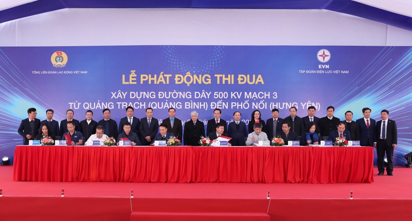 C&aacute;c đại biểu chứng kiến giao ước thi đua giữa c&aacute;c đơn vị tham gia dự &aacute;n. Nguồn: EVN.
